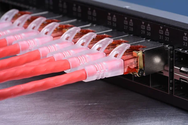 Dispositivos tecnológicos, conmutador de red con cables de conexión —  Fotos de Stock