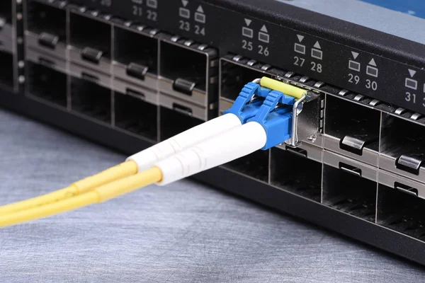 Cabos de rede de fibra óptica de dispositivos de tecnologia de Internet — Fotografia de Stock