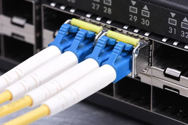 Internet Tecnología Dispositivos Cables de red de fibra óptica — Foto de Stock