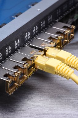 Ağ anahtarı GBIC ve Ethernet kablosu ile