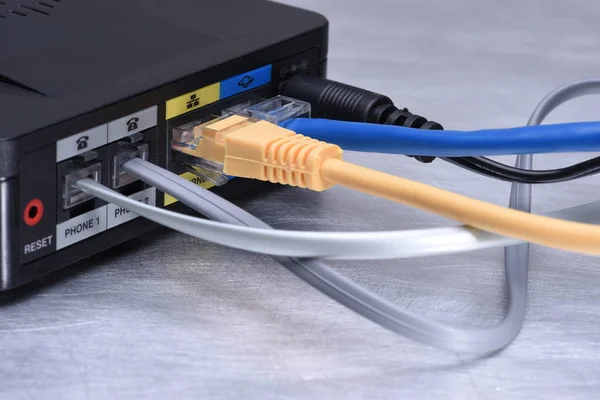 Hat kabloları ağı ile yönlendirici — Stok fotoğraf