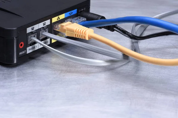 Roteador com cabos de linha de rede — Fotografia de Stock