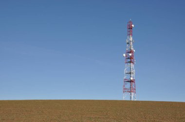 Mavi gökyüzüne karşı telekomünikasyon kulesi