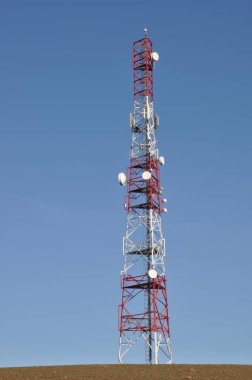 Mavi gökyüzüne karşı telekomünikasyon kulesi