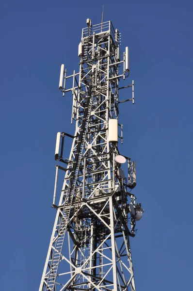 Πύργος τηλεπικοινωνιών κατά του γαλάζιου ουρανού — Φωτογραφία Αρχείου