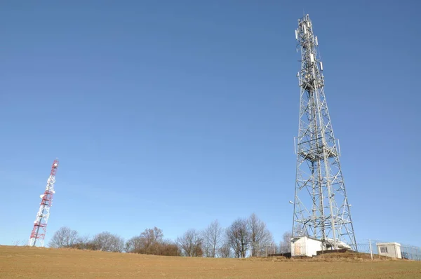 Torre de telecomunicações contra o céu azul — Fotografia de Stock
