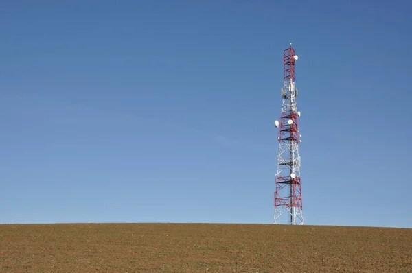 Mavi gökyüzüne karşı telekomünikasyon kulesi — Stok fotoğraf