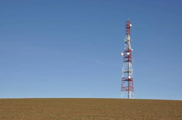 Torre de telecomunicações contra o céu azul — Fotografia de Stock