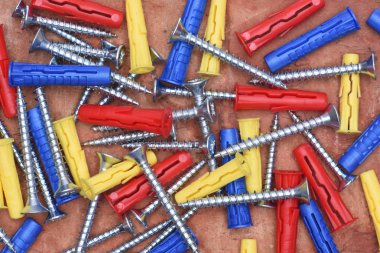 Kırmızı tuğla zemin üzerine plastik dübeller ans vidalar