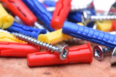 Plastik dübeller ans vidalar