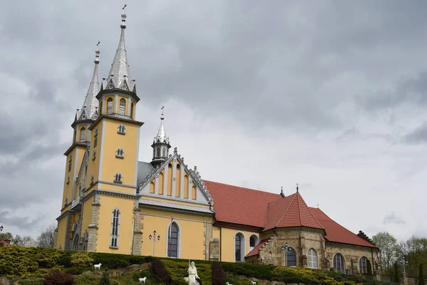 Majestätiska kyrkan på kullen, Trzciana — Stockfoto