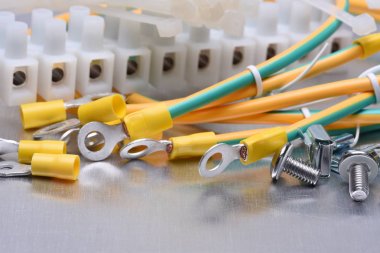 Elektrik yüklemelerinde kullanılan aksesuarlar 