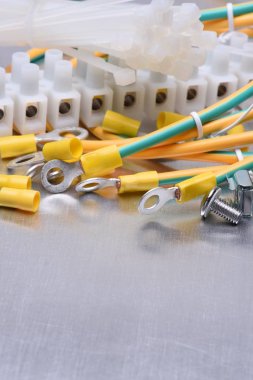 Elektrik yüklemelerinde kullanılan aksesuarlar 