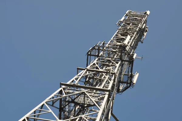 Tours de télécommunication avec antennes — Photo