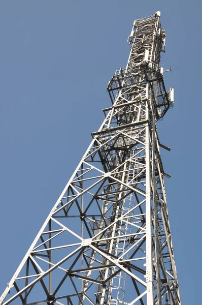 Telecommunicatietorens met antennes — Stockfoto