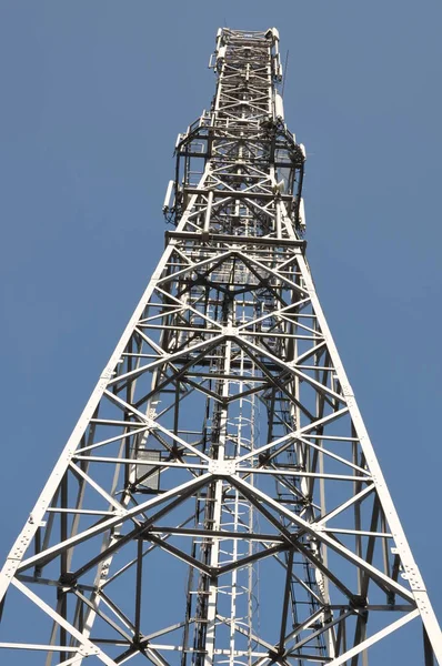 Телекоммуникационные вышки с антеннами — стоковое фото