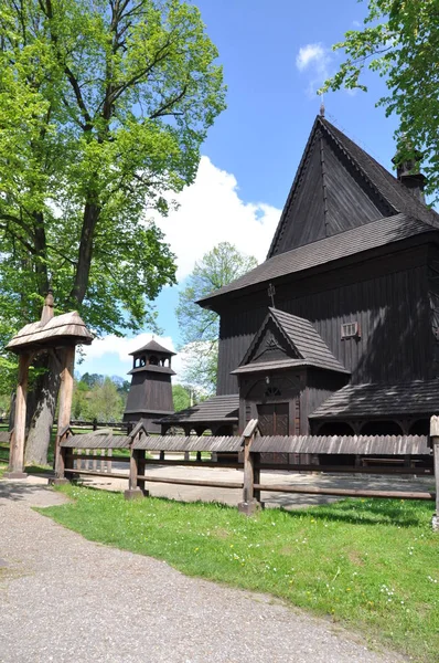 Tradizionale vecchia chiesa di legno — Foto Stock