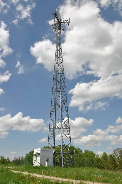 Telekomünikasyon alanında Kulesi — Stok fotoğraf