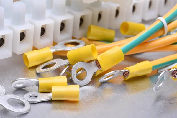 Elektrik yüklemelerinde kullanılan aksesuarlar 