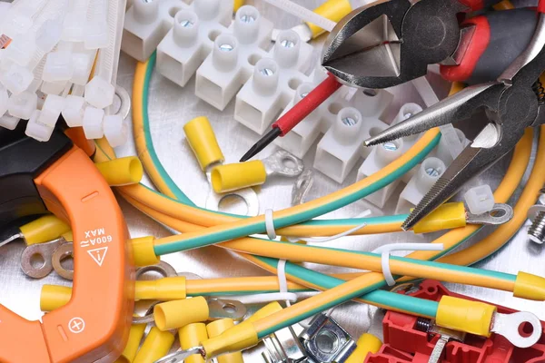 Kit de componentes eléctricos y herramientas — Foto de Stock