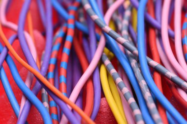 Renkli elektrik kabloları
