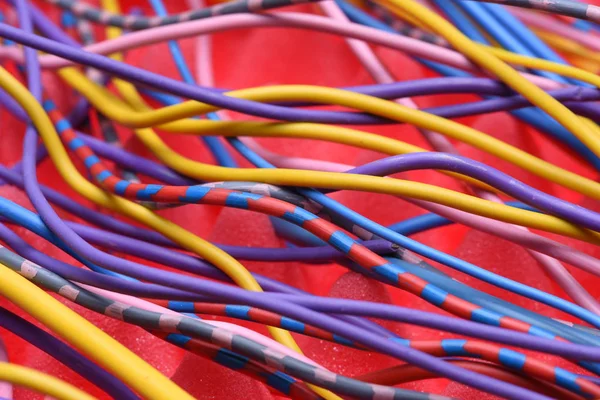 Цветные электрические кабели и провода — стоковое фото