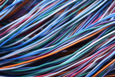 Renkli elektrik ve haberleşme kabloları