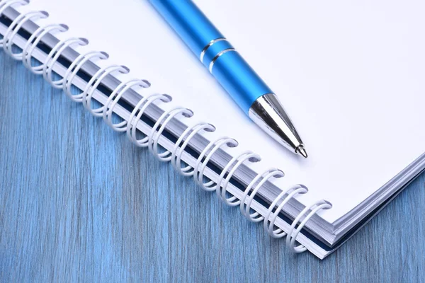 Quaderno con penna blu — Foto Stock