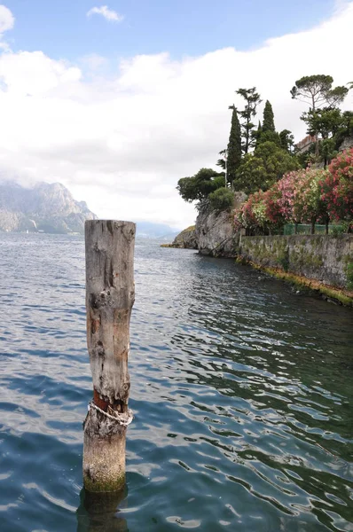 Pobřeží jezera Lago di Garda — Stock fotografie