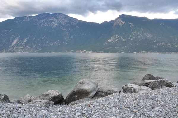 Skalnaté pobřeží jezera Lago di Garda — Stock fotografie
