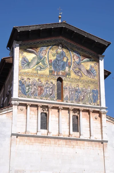 Fasáda s mozaikou, kostel San Frediano Lucca toskánská — Stock fotografie