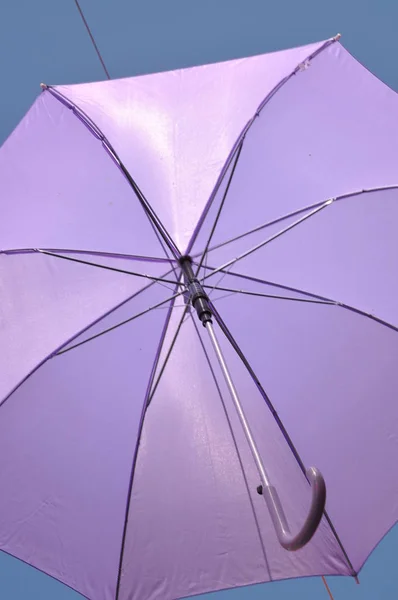 Guarda-chuva listrado contra o céu azul v — Fotografia de Stock