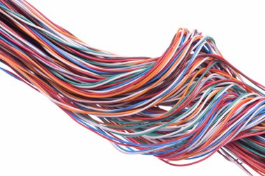 Beyaz arka plan üzerinde renkli kablolar 