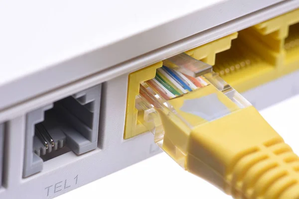Kabel pro počítačovou síť v detailním směrovače — Stock fotografie