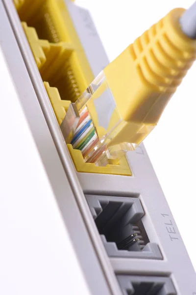 Kabel pro počítačovou síť v detailním směrovače — Stock fotografie