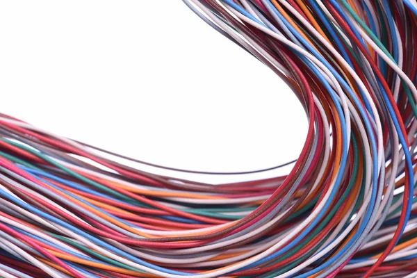 Beyaz arka plan üzerinde renkli kablolar 