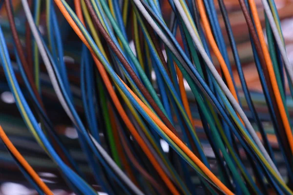 Renkli elektrik ve haberleşme kabloları
