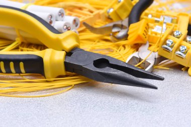 Araçlar ve elektrik ev yüklemede kullanılan kablo