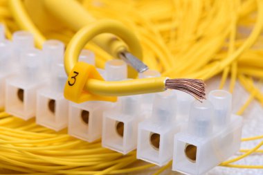 Aksesuarlar ve kablolar elektrik yüklemelerinde kullanılan