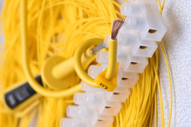 Aksesuarlar ve kablolar elektrik yüklemelerinde kullanılan