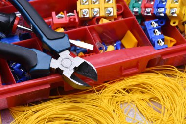 Aracı ile elektrik tesisatı aksesuarları