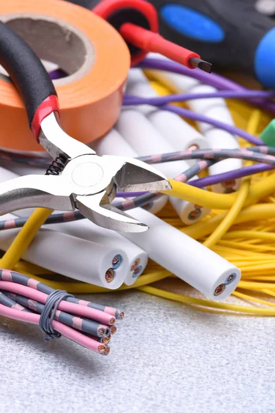 Araçlar ve elektrik ev yüklemede kullanılan kablo