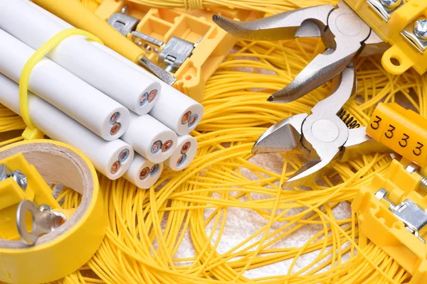 Ferramentas e cabos utilizados na instalação elétrica doméstica — Fotografia de Stock