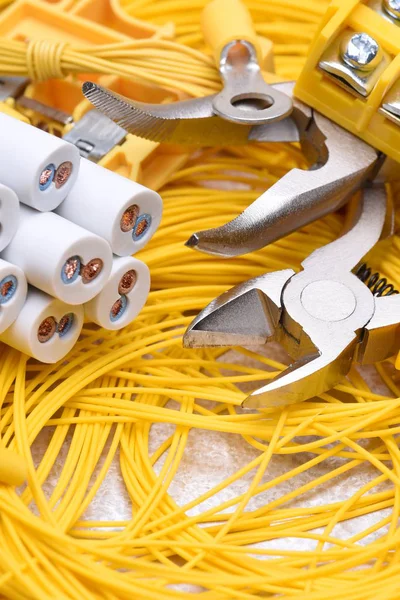 Hulpmiddelen en kabels gebruikt in elektrische huis installatie — Stockfoto