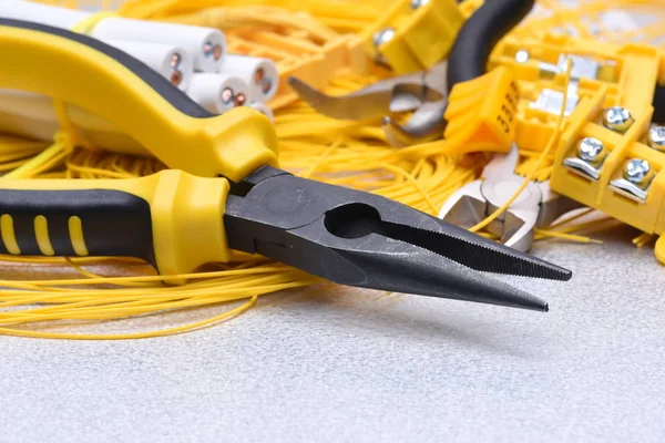 Araçlar ve elektrik ev yüklemede kullanılan kablo