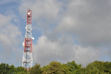 Telekomünikasyon kule mavi ve bulutlu gökyüzü ile