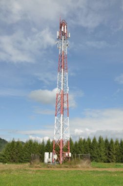 İletişim kulesi bir tepe üzerinde