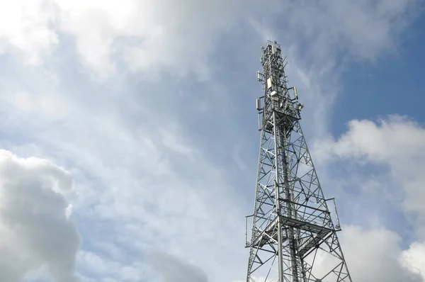 Telekommunikationstorn med blå himmel — Stockfoto