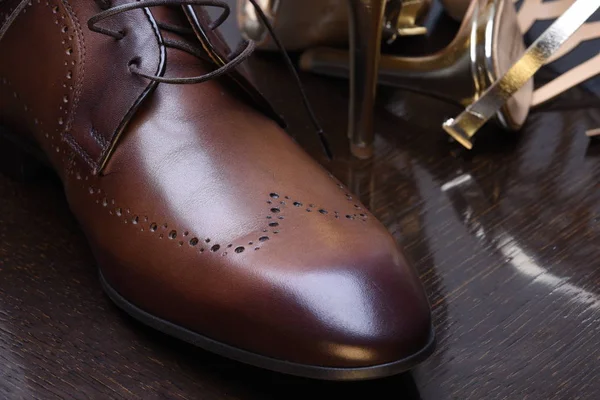 Chaussures pour hommes et chaussures à talons hauts sensuelles — Photo