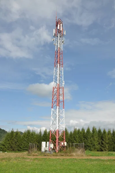 İletişim kulesi bir tepe üzerinde